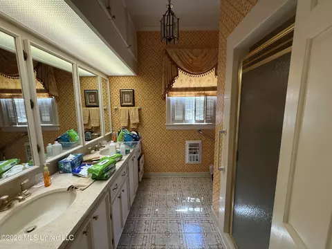 Bath - 300 East Ave, Lula, MS 38644 photo 1 of 4