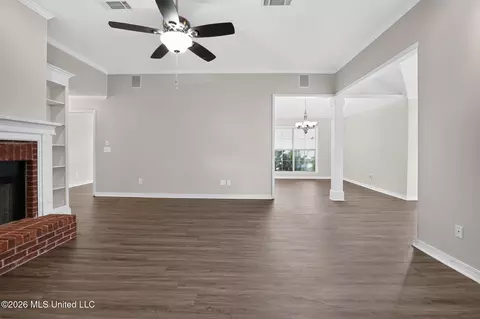 Living - 550 Spring Hill Dr, Madison, MS 39110 photo 3 of 5