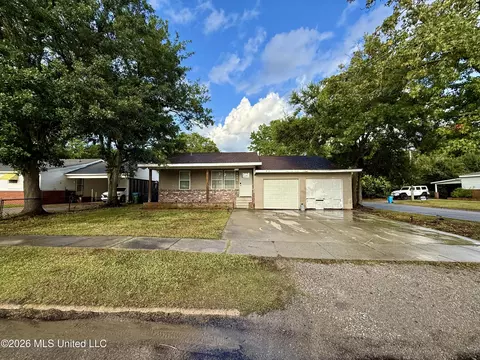 2202 13th St, Pascagoula, MS 39567