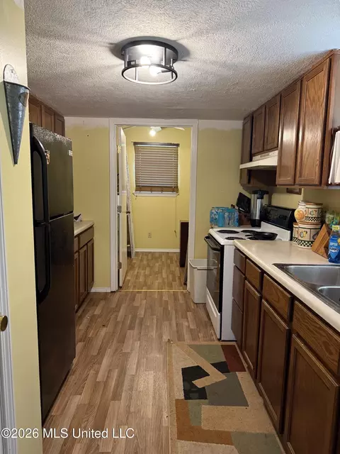 Kitchen - 1297 Mudline Rd, Lake, MS 39092 photo 2 of 2