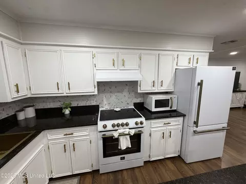 Kitchen - 7 Greer Rd, Natchez, MS 39120 photo 2 of 3