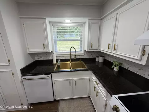 Kitchen - 7 Greer Rd, Natchez, MS 39120 photo 3 of 3