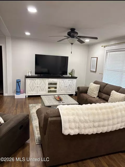 Living - 7 Greer Rd, Natchez, MS 39120 photo 2 of 2