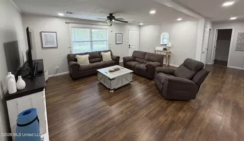Living - 7 Greer Rd, Natchez, MS 39120 photo 1 of 2