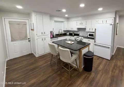 Kitchen - 7 Greer Rd, Natchez, MS 39120 photo 1 of 3