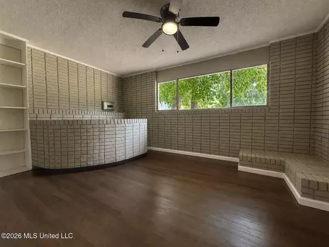 Living - 237 W Central Ave, Coldwater, MS 38618 photo 3 of 5