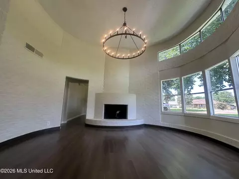Living - 237 W Central Ave, Coldwater, MS 38618 photo 2 of 5