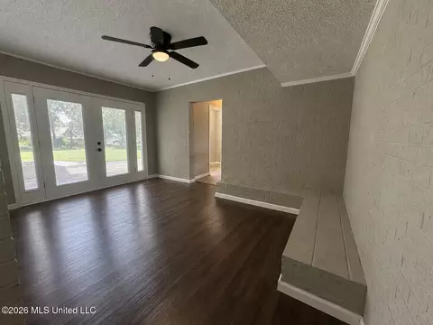 Living - 237 W Central Ave, Coldwater, MS 38618 photo 4 of 5