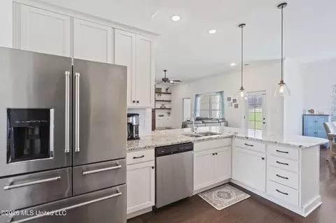 Kitchen - 1711 Carlee Dr, Hernando, MS 38632 photo 2 of 2