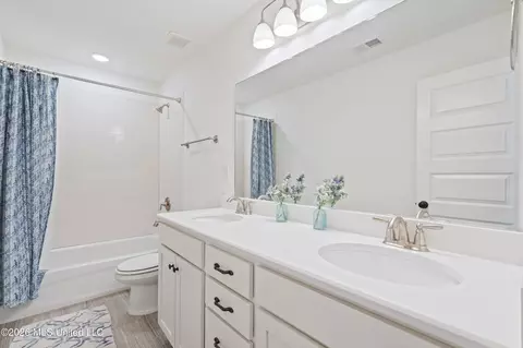Bath - 1711 Carlee Dr, Hernando, MS 38632 photo 3 of 3