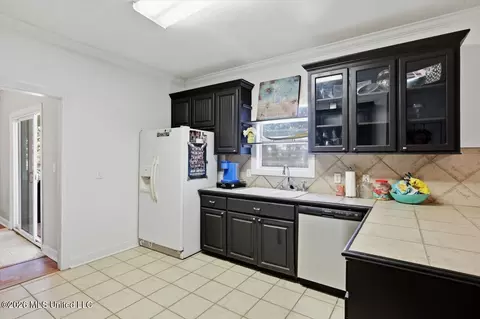 Kitchen - 161 Mandarin Dr, Brandon, MS 39047 photo 3 of 4