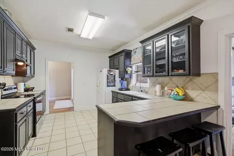 Kitchen - 161 Mandarin Dr, Brandon, MS 39047 photo 4 of 4