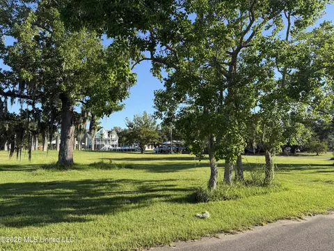 10058 E Shorecrest Rd, Biloxi, MS 39532
