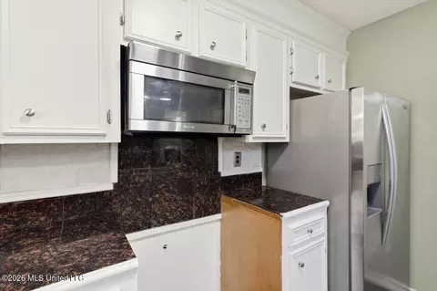 Kitchen - 113 Golden Estates Dr, Brandon, MS 39042 photo 2 of 3