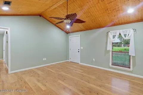 Living - 113 Golden Estates Dr, Brandon, MS 39042 photo 2 of 7