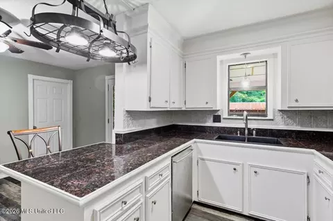 Kitchen - 113 Golden Estates Dr, Brandon, MS 39042 photo 3 of 3