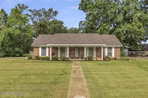 202 Moore Dr, Batesville, MS 38606