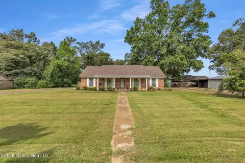 202 Moore Dr, Batesville, MS 38606