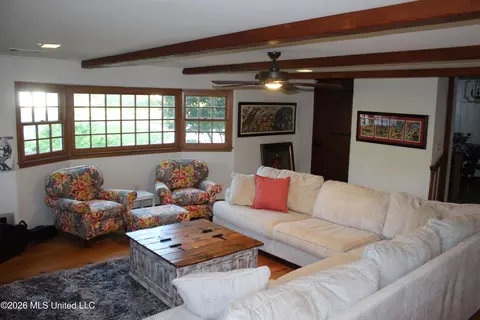 Living - 415 Perkins Dr, Brookhaven, MS 39601 photo 2 of 2