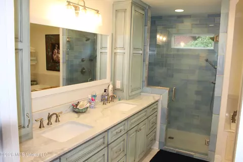 Bath - 415 Perkins Dr, Brookhaven, MS 39601 photo 1 of 4