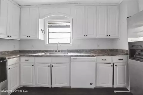 Kitchen - 406 Shenandoah Rd, Brandon, MS 39047 photo 2 of 2