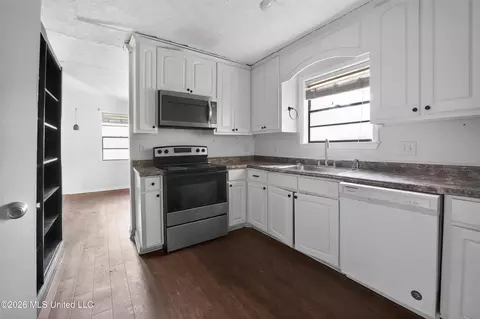 Kitchen - 406 Shenandoah Rd, Brandon, MS 39047 photo 1 of 2