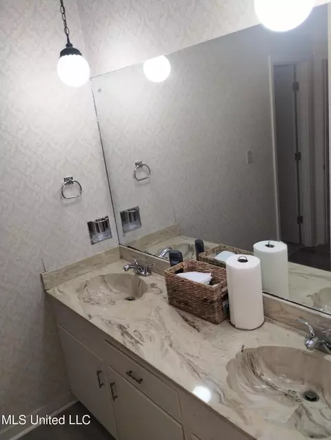Bath - 3407 Dundee Ln, Jackson, MS 39212 photo 1 of 2