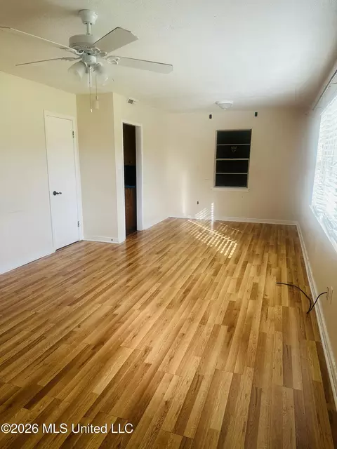 Living - 508 Queen Park Cir, Jackson, MS 39209 photo 1 of 3
