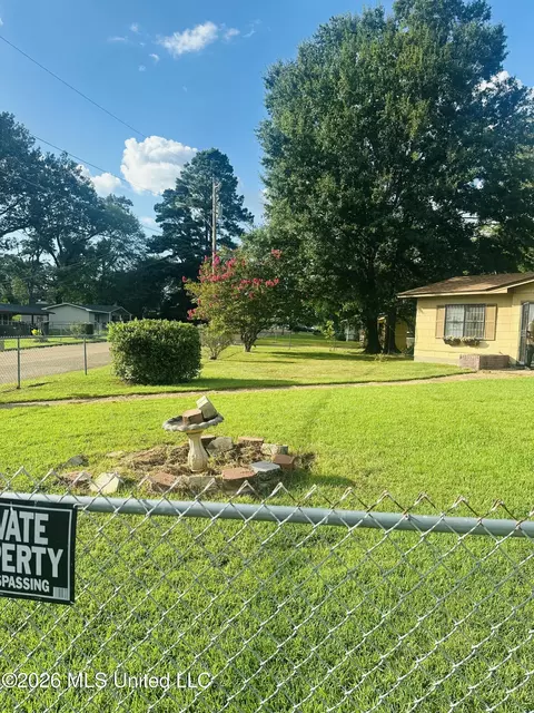 Exterior - 508 Queen Park Cir, Jackson, MS 39209 photo 2 of 13