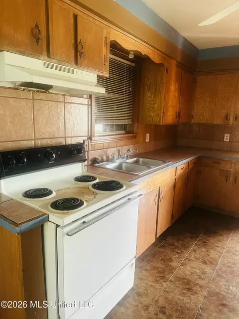 Kitchen - 508 Queen Park Cir, Jackson, MS 39209 photo 2 of 3