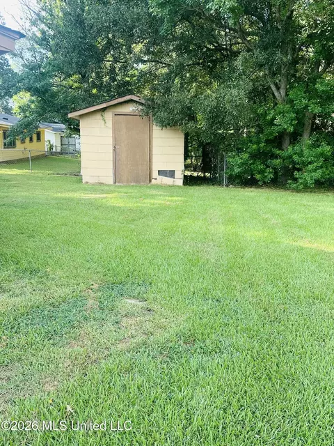 Exterior - 508 Queen Park Cir, Jackson, MS 39209 photo 4 of 13