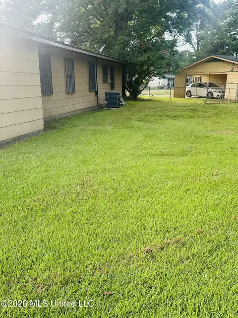 Exterior - 508 Queen Park Cir, Jackson, MS 39209 photo 9 of 13