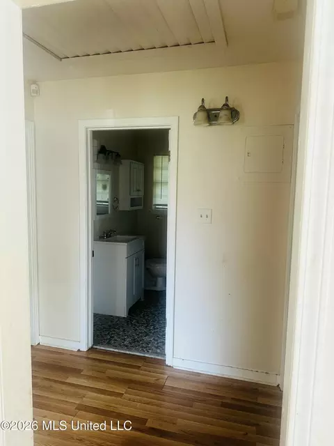 Entry Way - 508 Queen Park Cir, Jackson, MS 39209 photo 1 of 1