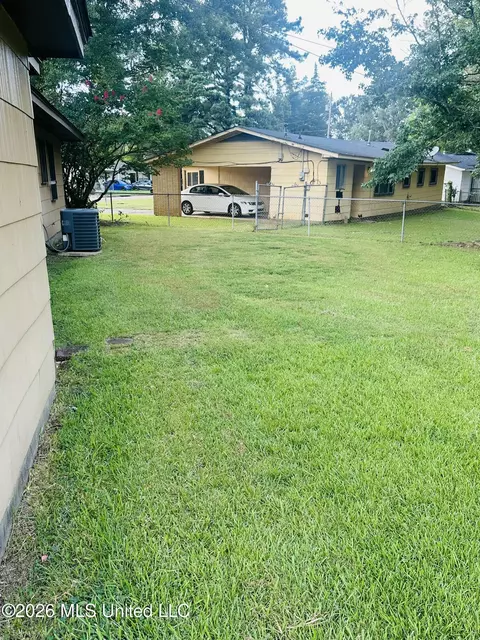 Exterior - 508 Queen Park Cir, Jackson, MS 39209 photo 11 of 13