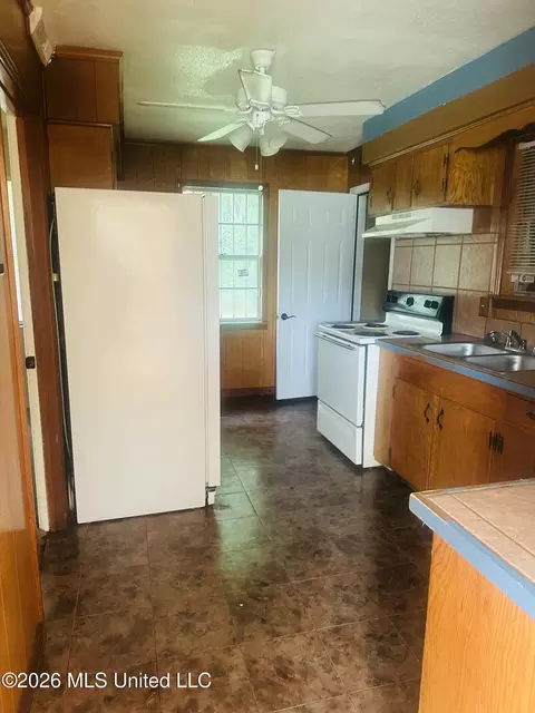 Kitchen - 508 Queen Park Cir, Jackson, MS 39209 photo 1 of 3