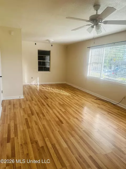 Living - 508 Queen Park Cir, Jackson, MS 39209 photo 2 of 3