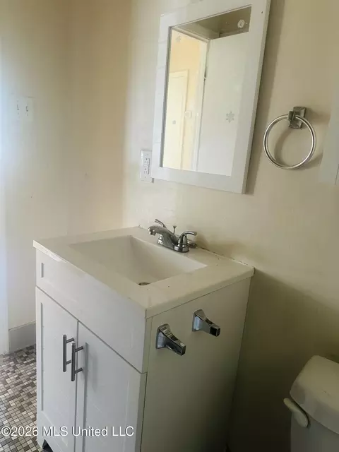 Bath - 508 Queen Park Cir, Jackson, MS 39209 photo 2 of 3