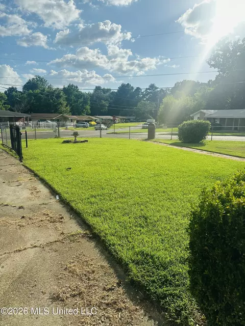 Exterior - 508 Queen Park Cir, Jackson, MS 39209 photo 1 of 13