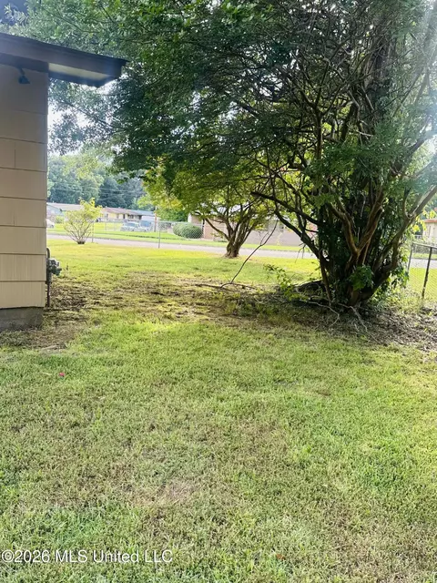 Exterior - 508 Queen Park Cir, Jackson, MS 39209 photo 12 of 13