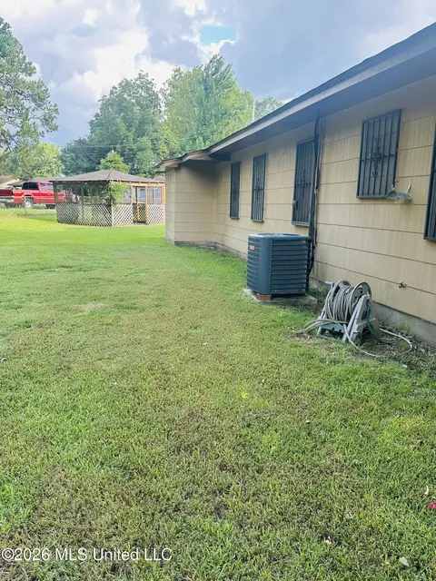 Exterior - 508 Queen Park Cir, Jackson, MS 39209 photo 8 of 13