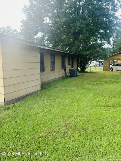 Exterior - 508 Queen Park Cir, Jackson, MS 39209 photo 10 of 13
