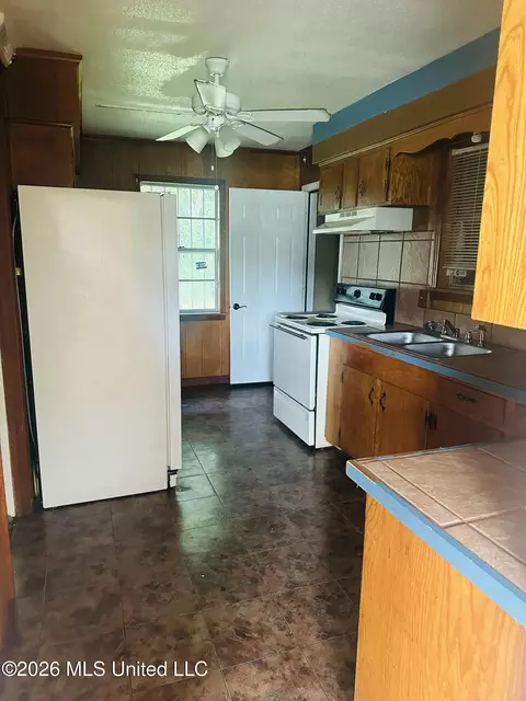 Kitchen - 508 Queen Park Cir, Jackson, MS 39209 photo 3 of 3