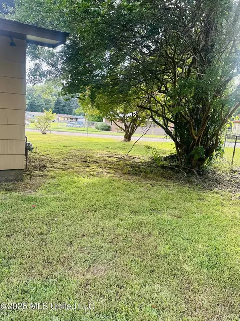 Exterior - 508 Queen Park Cir, Jackson, MS 39209 photo 7 of 13