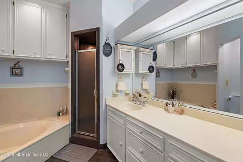 Bath - 42 Robinwood Pl, Jackson, MS 39211 photo 2 of 2