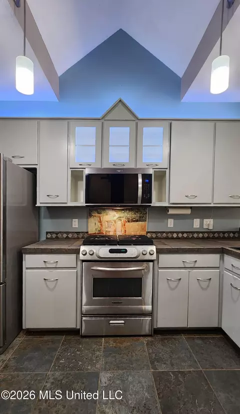 Kitchen - 113 Kenbridge Ln, Madison, MS 39110 photo 2 of 2