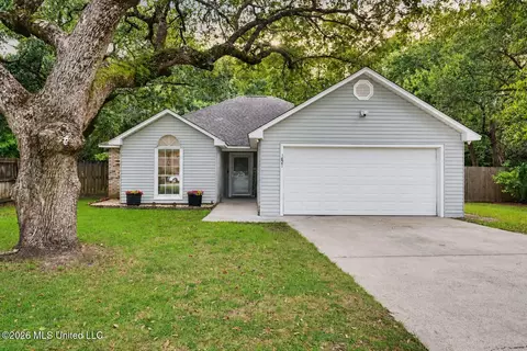 1821 Burnt Oak Dr, Ocean Springs, MS 39564