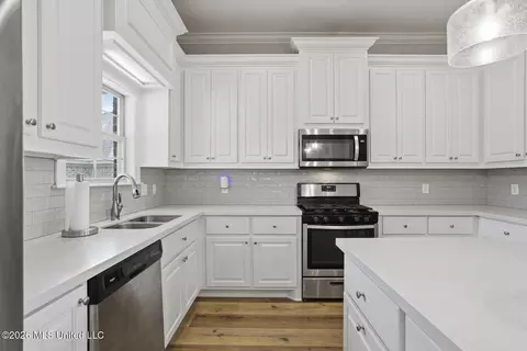 Kitchen - 283 Buttonwood Ln, Canton, MS 39046 photo 2 of 4