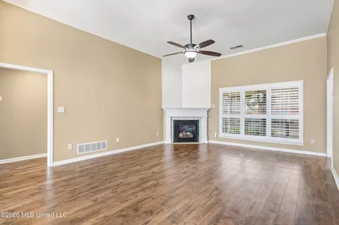 Living - 1638 Mason Dr, Hernando, MS 38632 photo 2 of 3