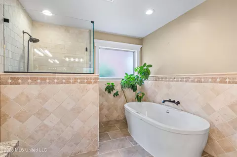 Bath - 1638 Mason Dr, Hernando, MS 38632 photo 2 of 6