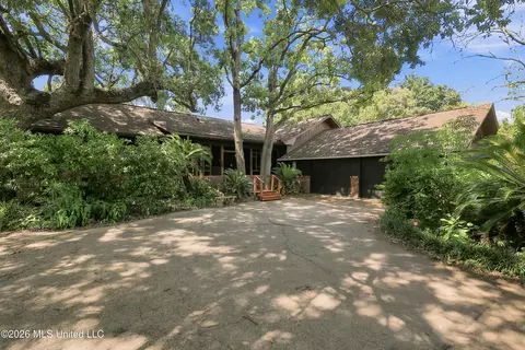 1511 Pawnee St, Pascagoula, MS 39581